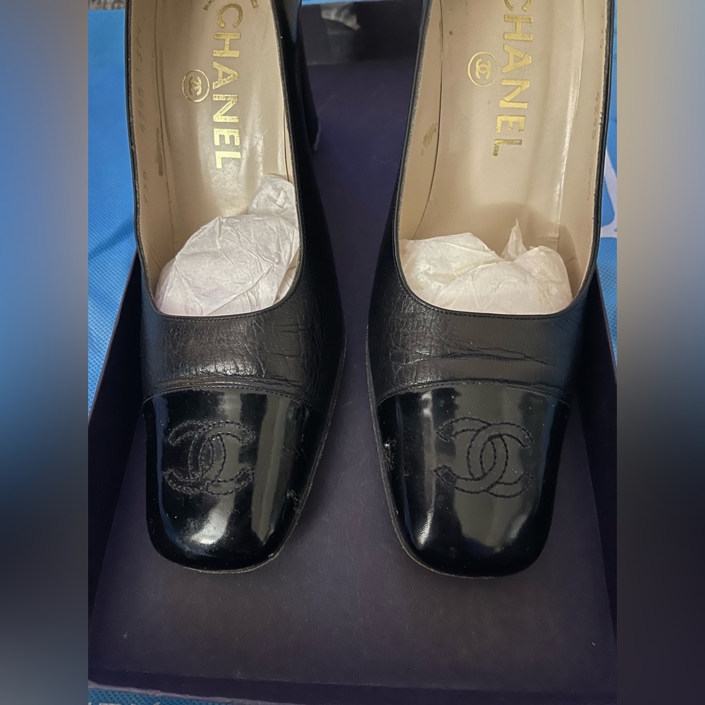 Black Chanel heels,  patent, leather toe with double CC